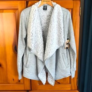 NWT cozy warm AVIA gray fleece jacket, size L. Drape collar, 2 pockets.